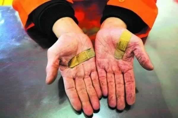 在黑平台上被黑账号可以正常登陆就是不给提款 补救对策(图)